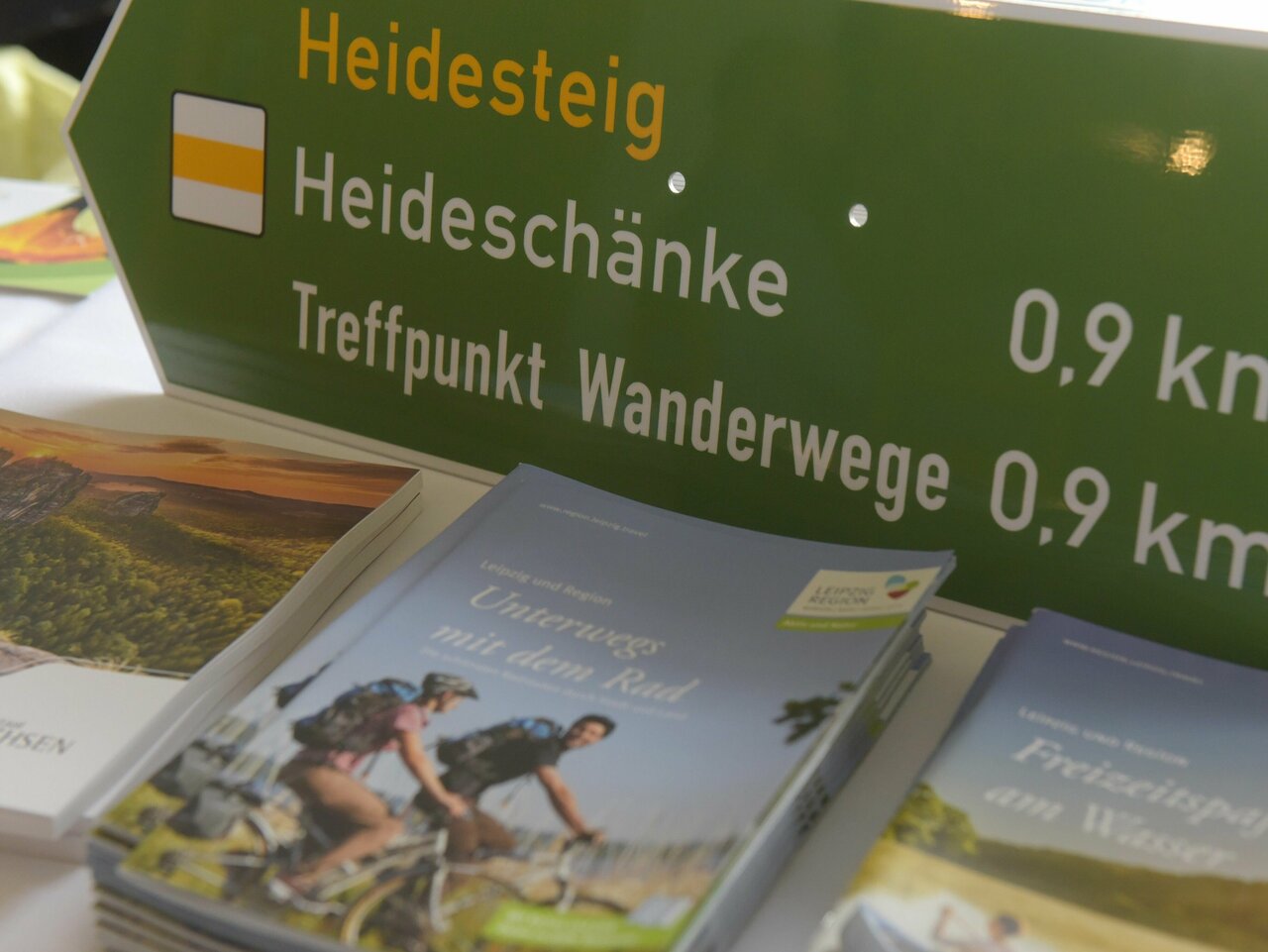 Wanderwegweiser und touristisches Informationsmaterial