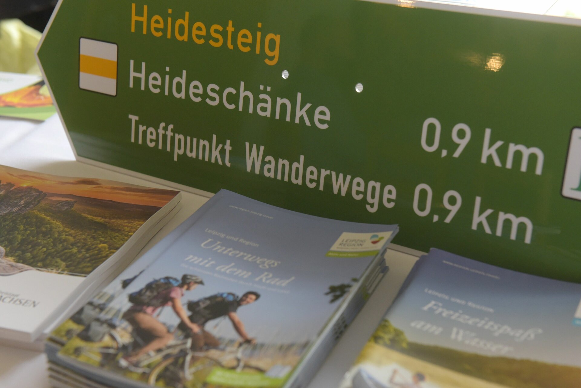 Wanderwegweiser und touristisches Informationsmaterial