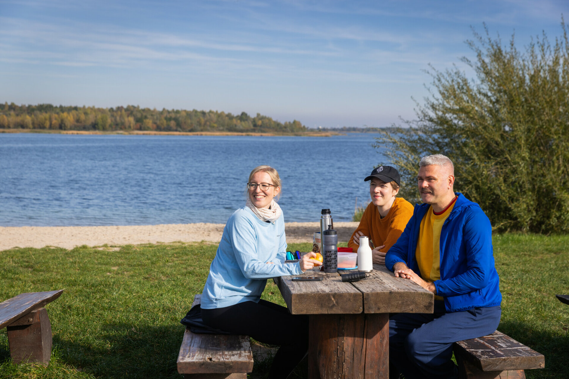 Drei Personen an einem Rastplatz vor dem Schladitzersee