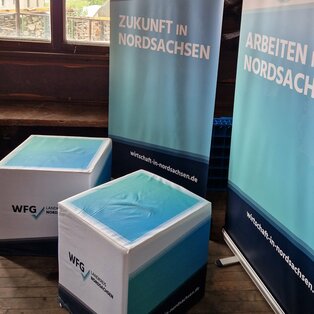 Fachtag Fachkräfte Sitzwürfel und Roll ups der Wirtschaftsförderung