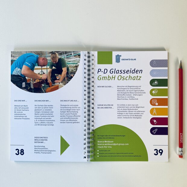 Eine Beispielseite aus einem Jobwegweiser mit Stift rechts daneben