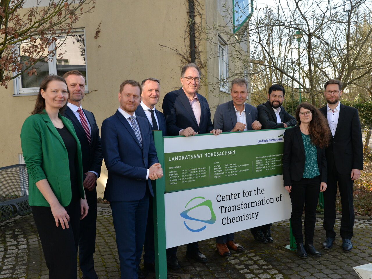 Besuch von Ministerpräsident Kretschmer Eine Gruppe von Personen, die um ein Schild stehen