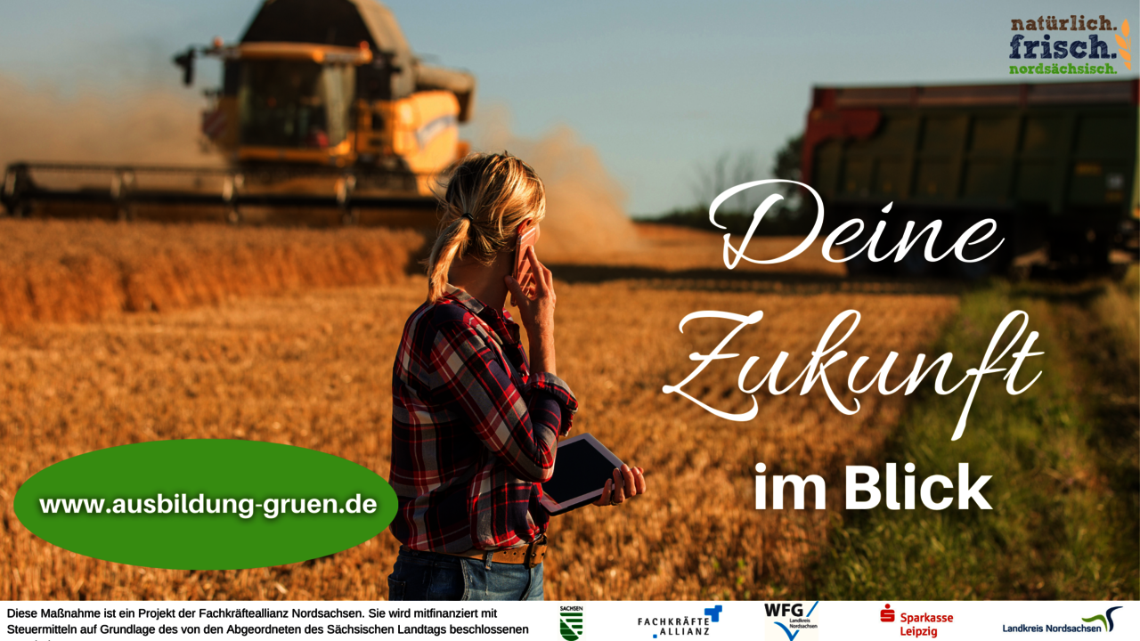 Blonde Frau, die auf einem Feld steht und mit Handy telefoniert. Im Hindergrund Erntemaschinen