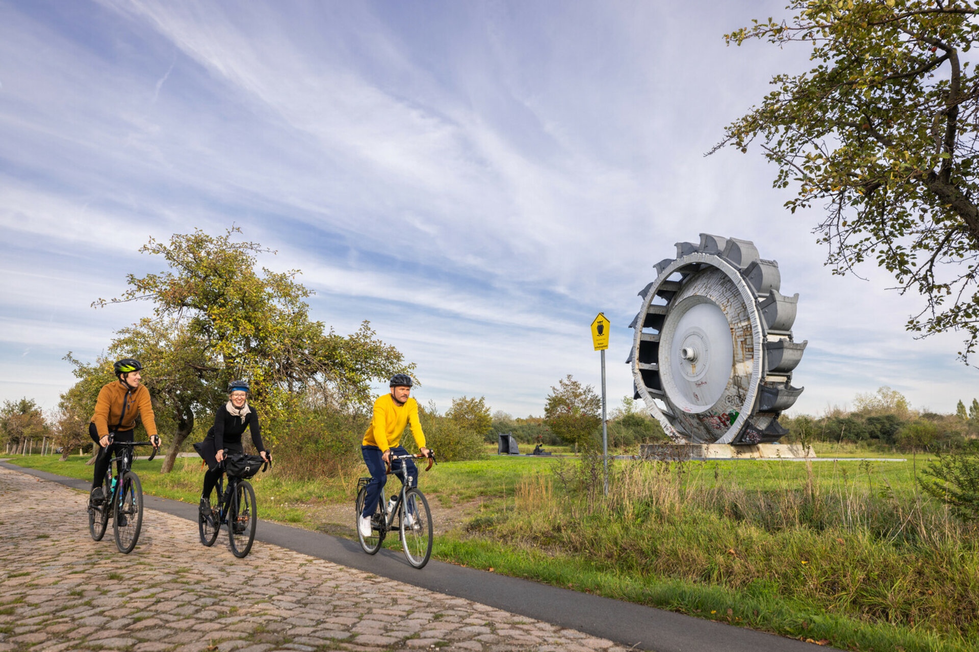 Drei Radfahrende auf einem Radweg