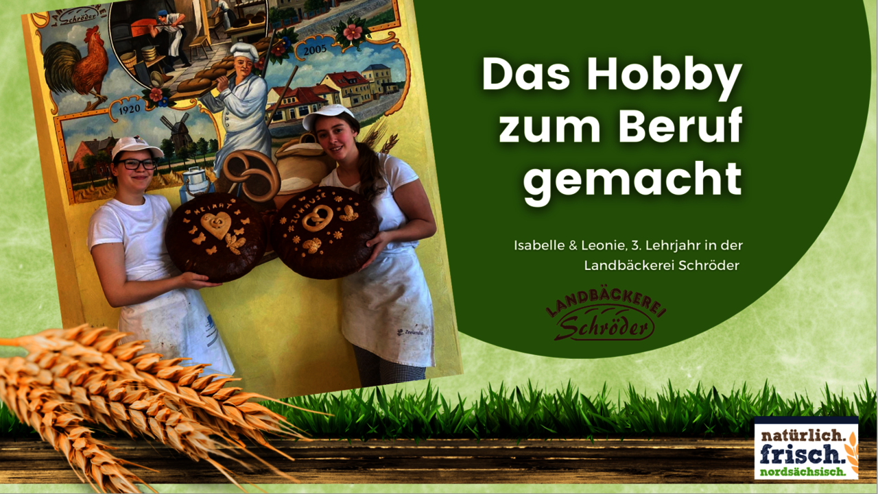 Drei Getreideähren im Vordergrund und zwei Frauen, die einen Kuchen halten im Hintergrund