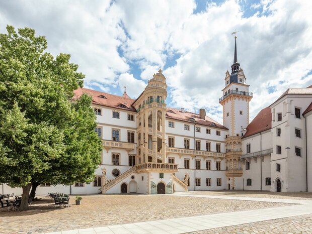 Innenhof Schloss Hartenfels Innenhof von Schloss Hartenfels mit geschwungener Treppe