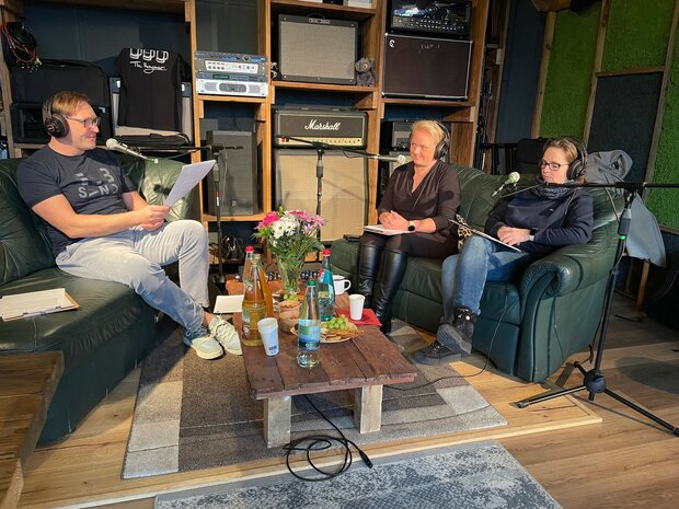 Menschen bei einer Podcast Aufnahme 